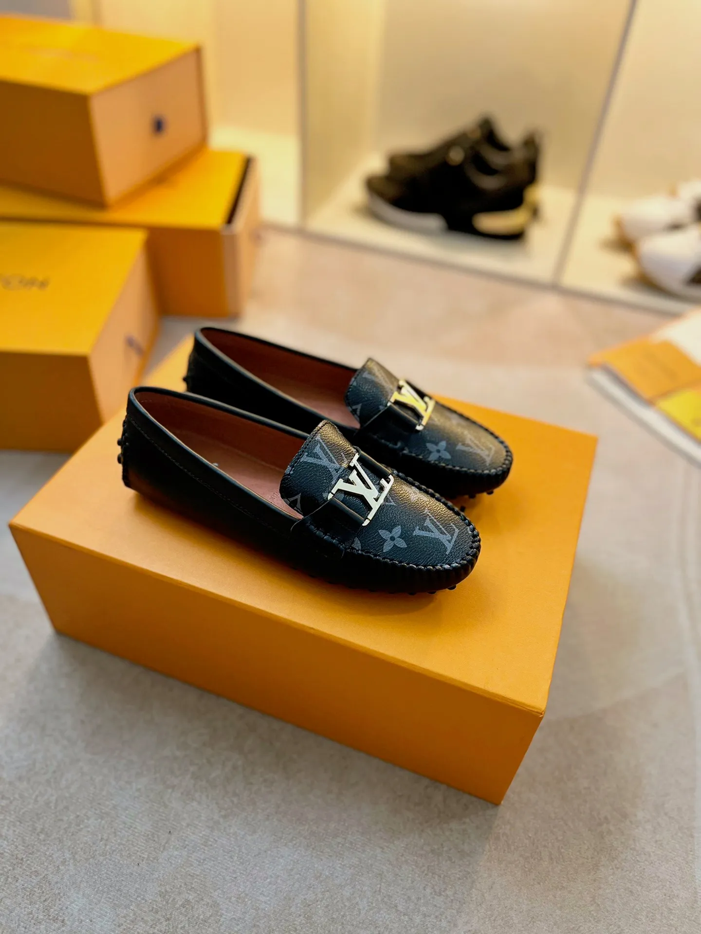 p460💰Couple model❤️🇫🇷 𝙇𝙤𝙪𝙞𝙨 𝙑𝙪𝙞𝙩𝙩𝙤𝙣 🇫🇷Louis Vuitton 2023 Classic𝓛𝓿 𝓣𝓻𝓪𝓲𝓷𝓮𝓻 Sports Series ➪➪➪¯ [Arizona Doudou Shoes Series] ▪️▪️▪️Arizona slip-on shoes are made of Monogram Eclipse canvas. Its hand-painted and dyed edges and hand-sewn uppers fully demonstrate Louis Vuitton's traditional shoemaking craftsmanship. This slip-on shoe is very lightweight. The integrated tongue and upper make it particularly comfortable and flexible. The soft outsole is equipped with rubber padding. Decorated with matching sash. Detailed features: ☑️Monogram Eclipse canvas ☑️Black Eclipse pattern ☑️Hand-painted shoe edges ☑️Hand-sewn uppers (each pair takes time to process) ☑️Integrated tongue and upper construction ☑️Outsole equipped with rubber lining ☑️size: 35_46